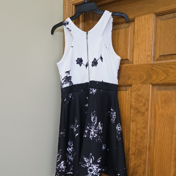 Xhilaration Monochrome Floral Dress - Picture 3 of 6